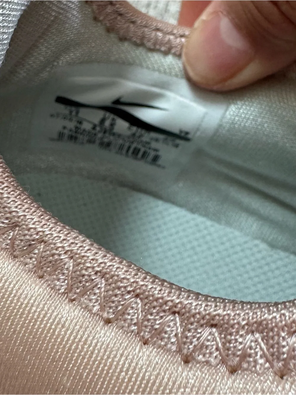 new Nike Women’s Blush Pink Lightweight Running Sneakers size 11